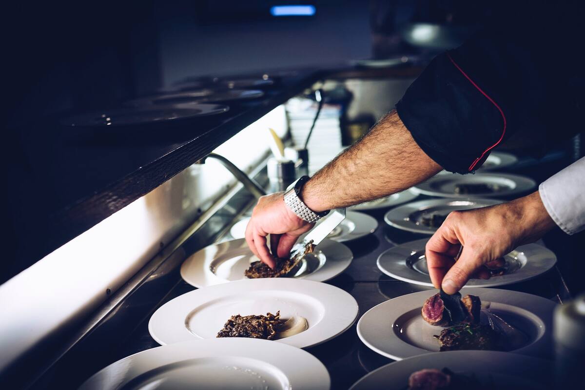 ¿Eres chef? Canadá ofrece empleo a cocineros mexicanos y paga más de 30 mil pesos