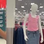 Madre crea peculiar amenaza para disciplinar a sus hijas: les dice que los maniquíes de Target son niños congelados