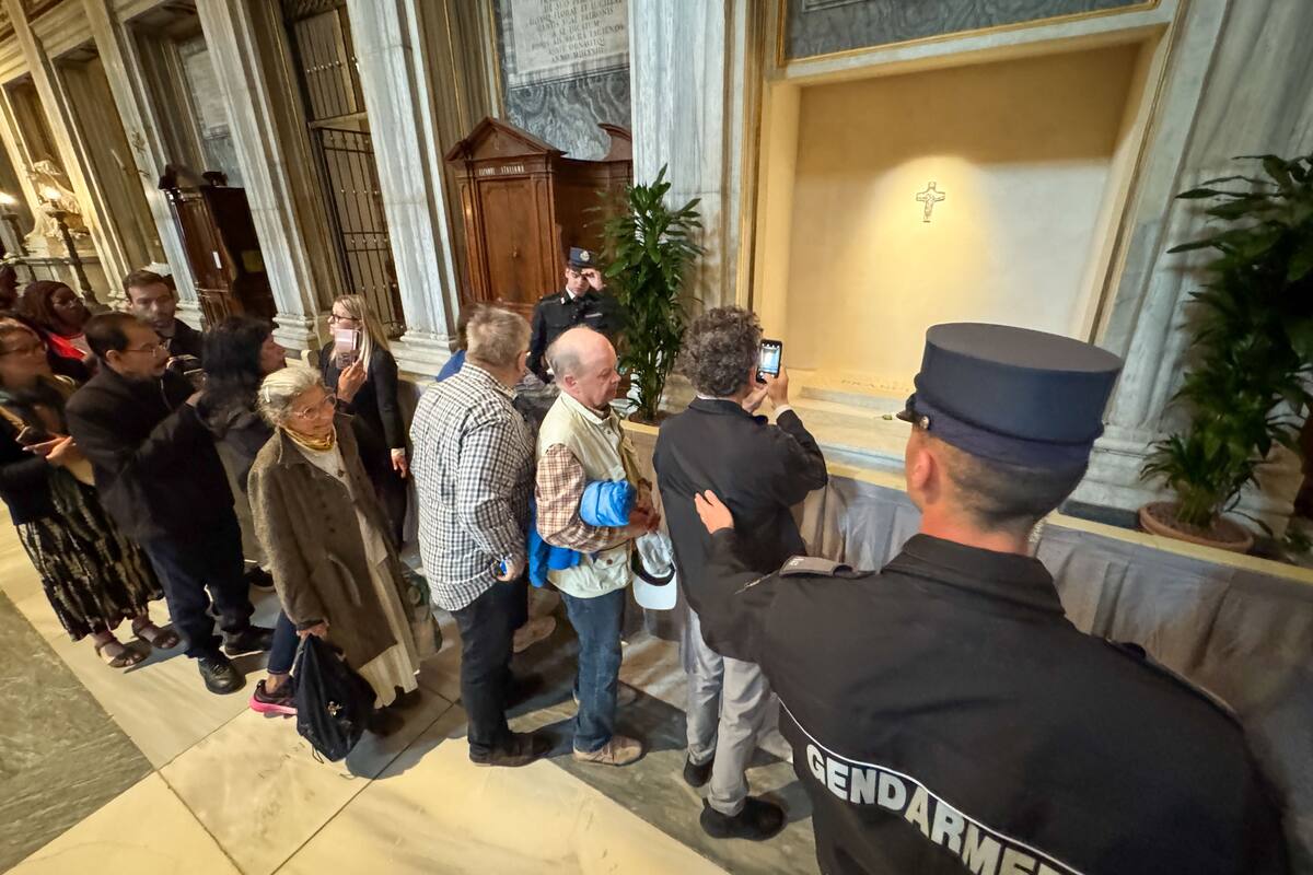 ROMA (ITALIA), 27/04/2025.- Cientos de fieles visitan la tumba del papa Francisco en la basílica de Santa María la Mayor de Roma que abre sus puertas este domingo a primera hora. EFE/ Daniel Cáceres