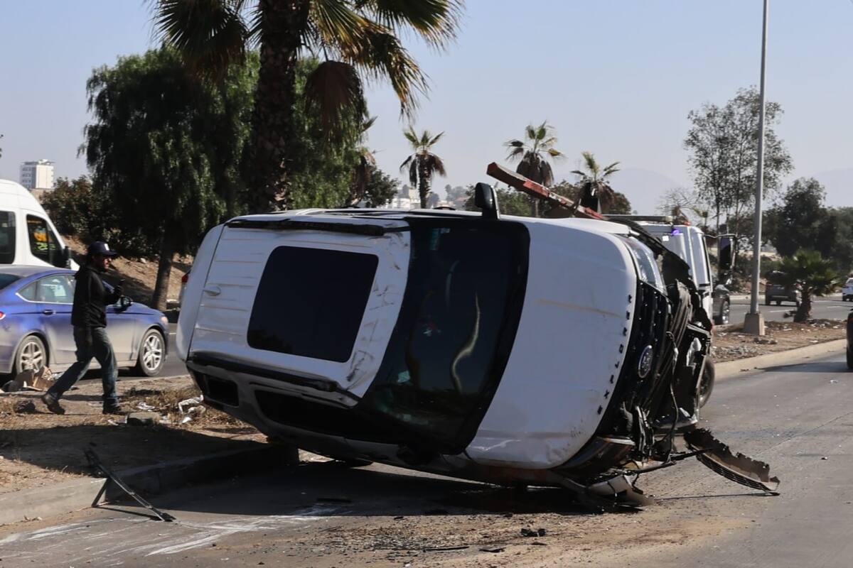El vehículo volcado es una camioneta  Ford Explorer blanca.