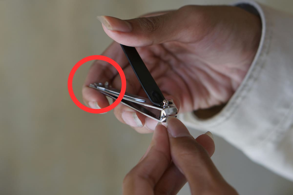 Para qué sirve el pequeño orificio del cortaúñas y cómo aprovecharlo mejor