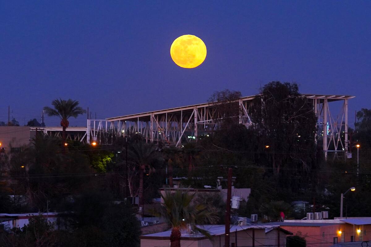 Aparece Luna del lobo en el cielo cachanilla