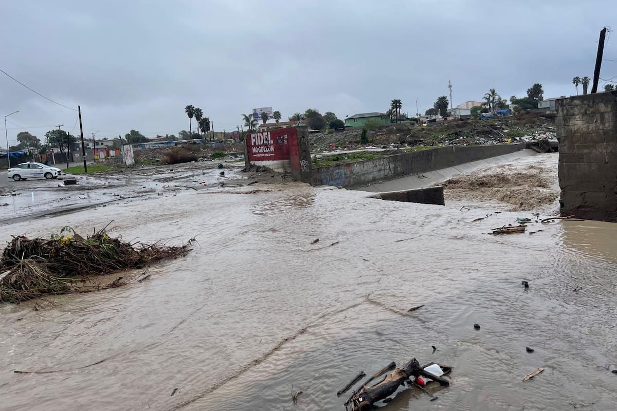 Cierran a la circulación calle en Rosarito por corrientes en el arroyo Huahuatay