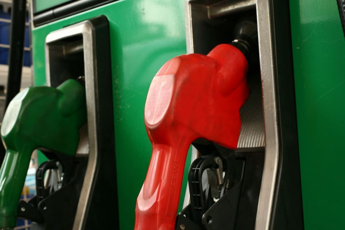 Hacienda eleva el estímulo al diésel al 81.20% para frenar el aumento de precios tras el bloqueo del Estrecho de Ormuz que elevó el petróleo a 107 dólares