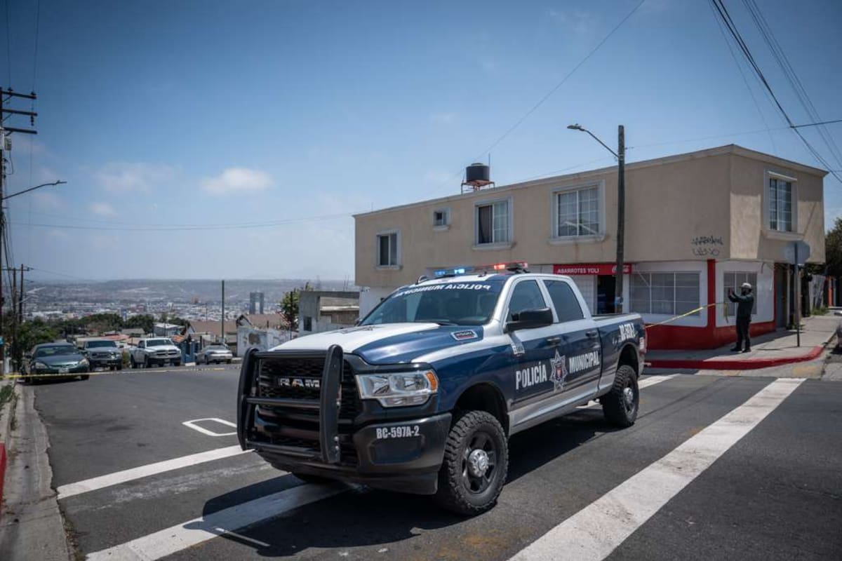 La víctima fue localizada sin vida al interior de un automóvil en la Zona Centro de Tijuana. Foto: Cortesía