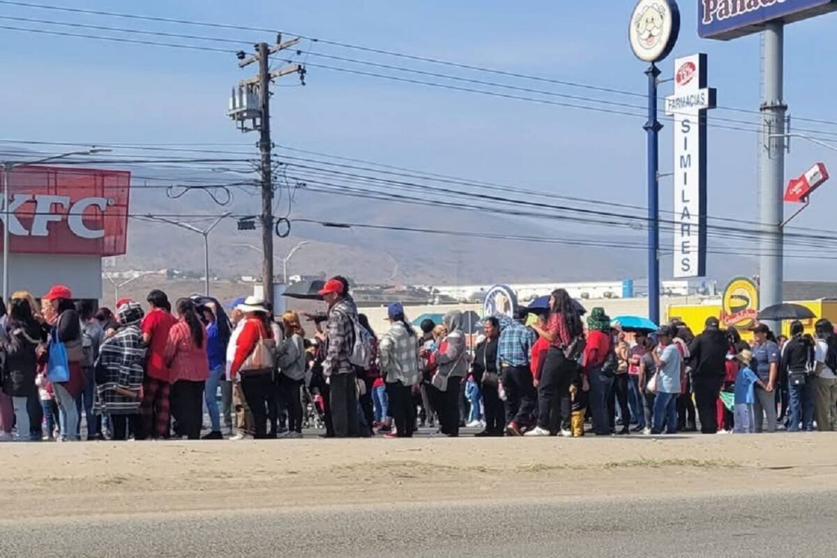 Manifestantes bloquean carretera
