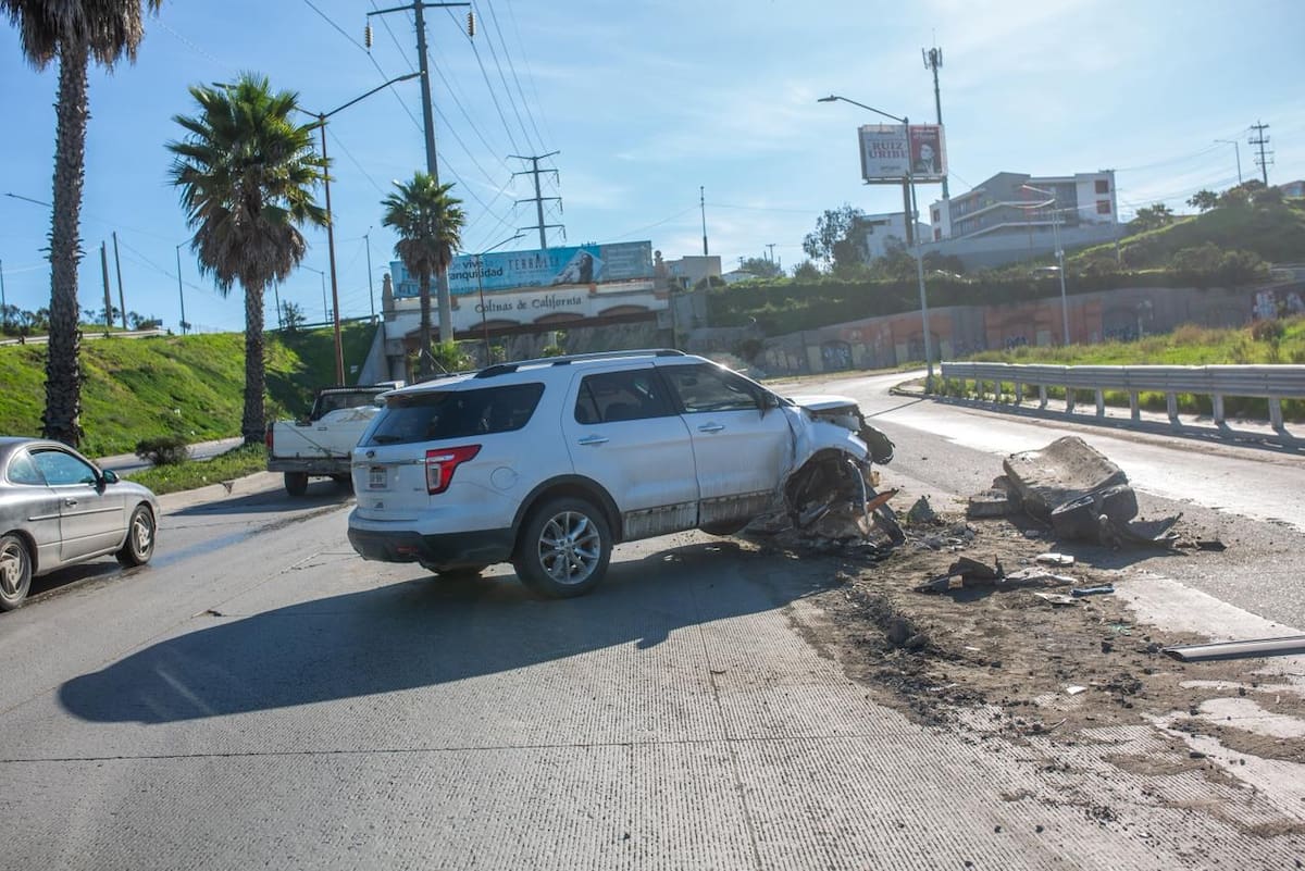La camioneta fue localizada sin ocupantes tras el impacto; autoridades retiraron la unidad para liberar la vialidad. Foto: Border Zoom