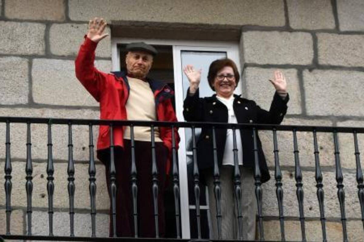 Pareja celebra su boda de oro desde el balcón de su casa