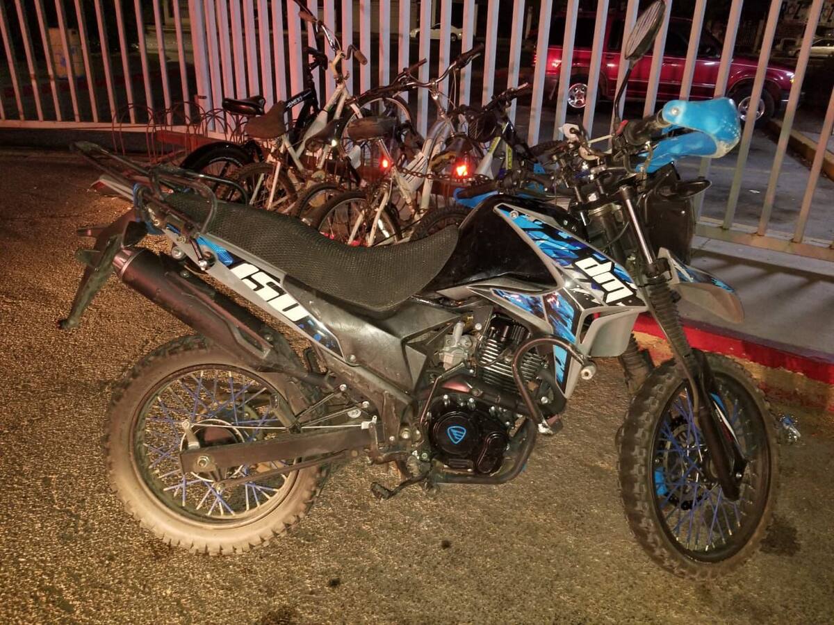 Los oficiales localizaron la motocicleta en circulación por la avenida De las Haciendas. Durante la intervención, el conductor trató de escapar, pero cayó de la motocicleta y fue detenido tras una corta persecución a pie. Foto: Cortesía