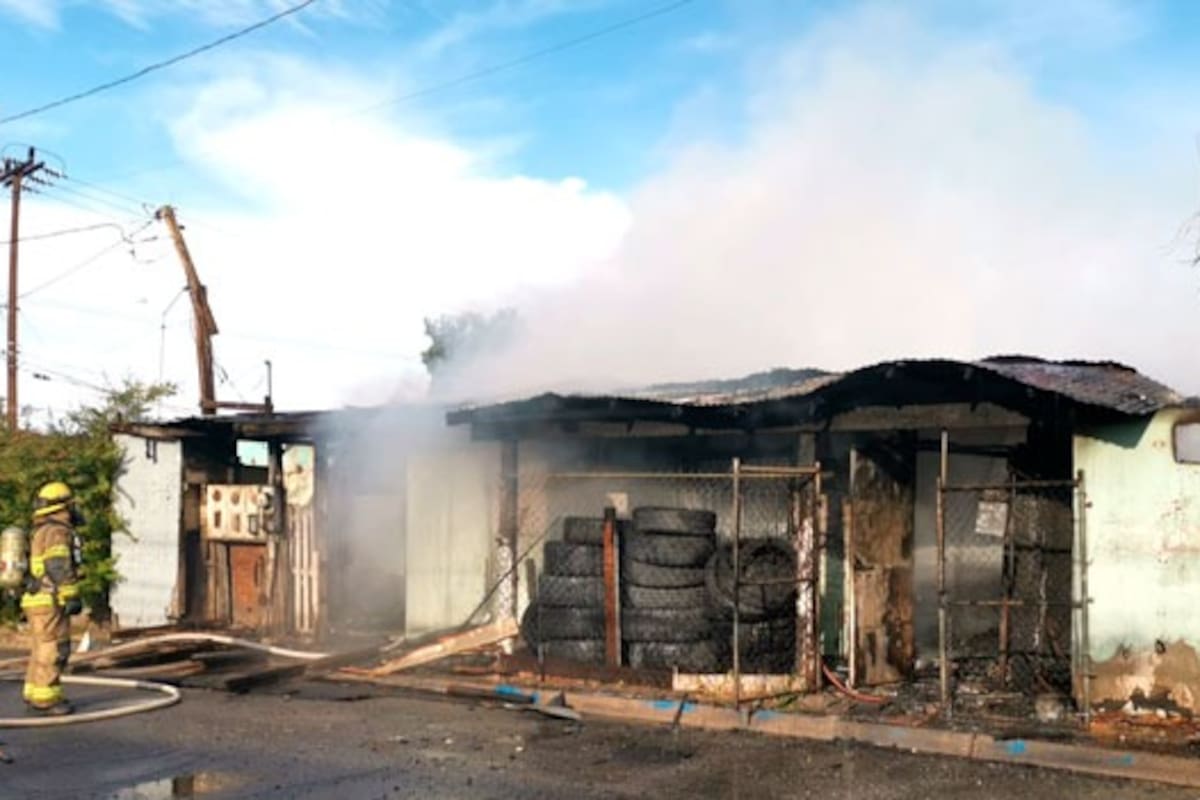Incendio acaba con casa en el Centro Cívico