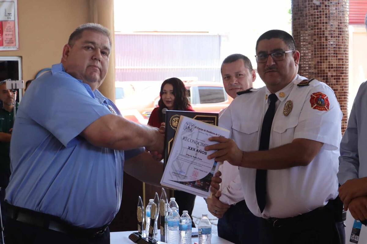 Reconocen a bomberos de Cajeme en su día