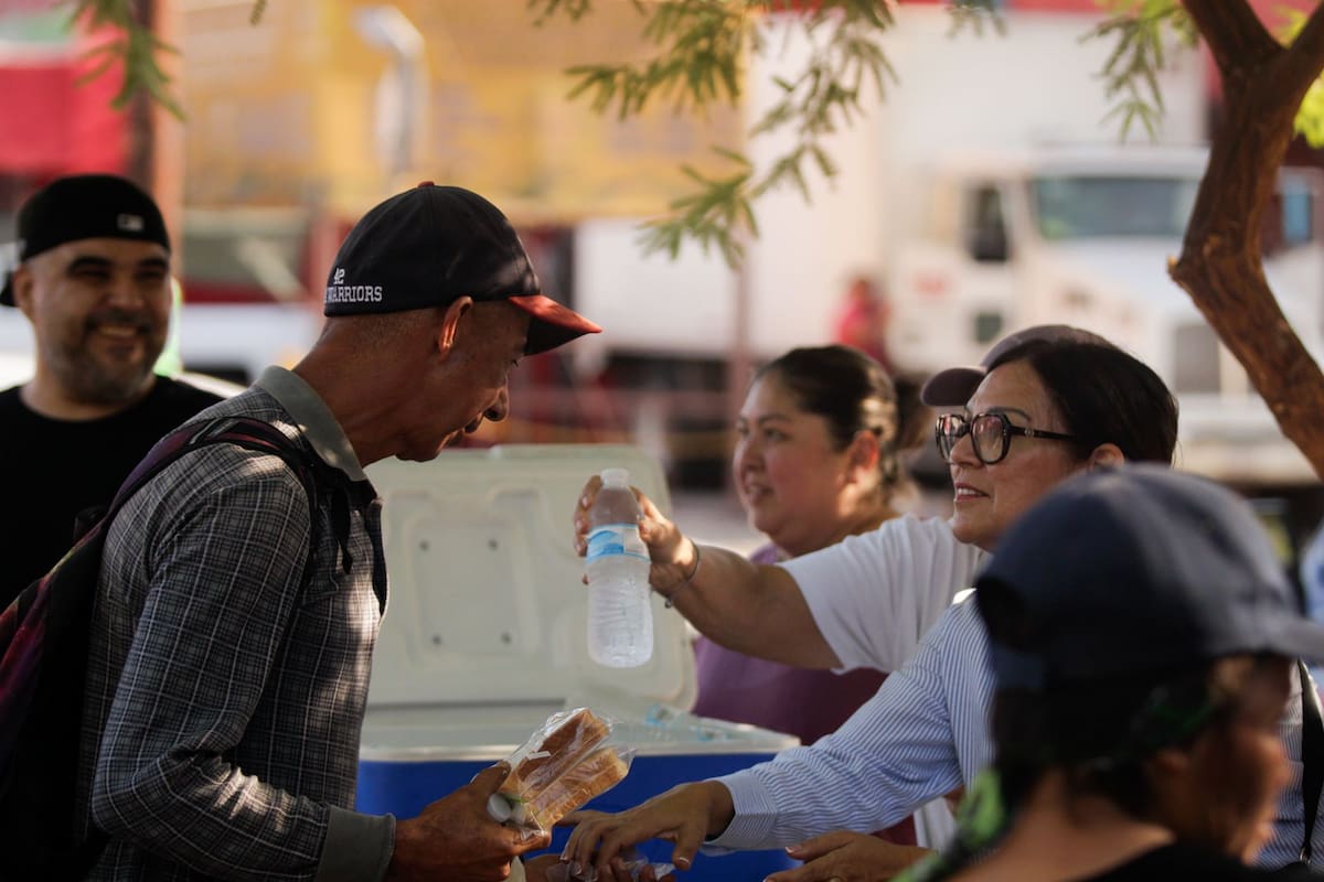 Donan alimentos a más de 500 personas en situación de calle en Plaza del Mariachi