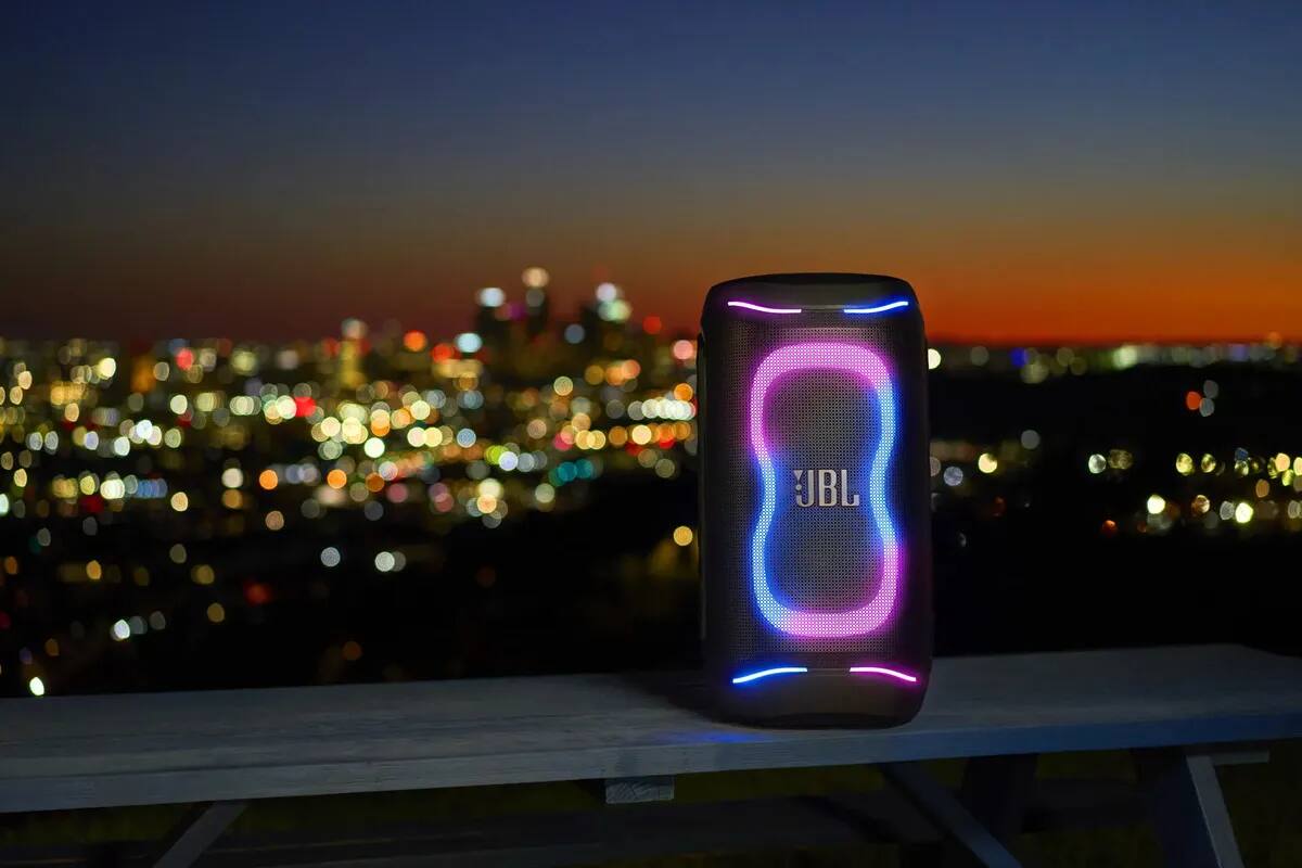 La tecnología AI Sound Boost ajusta el sonido en tiempo real para reducir la distorsión cuando el volumen aumenta, lo que hace más atractiva la bocina JBL.