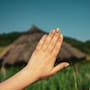 Uñas con diseños geométricos minimalistas: sobriedad con estilo