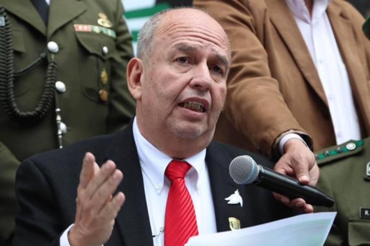 Exhumación en Bolivia busca aclarar si un policía feminicida sigue vivo
