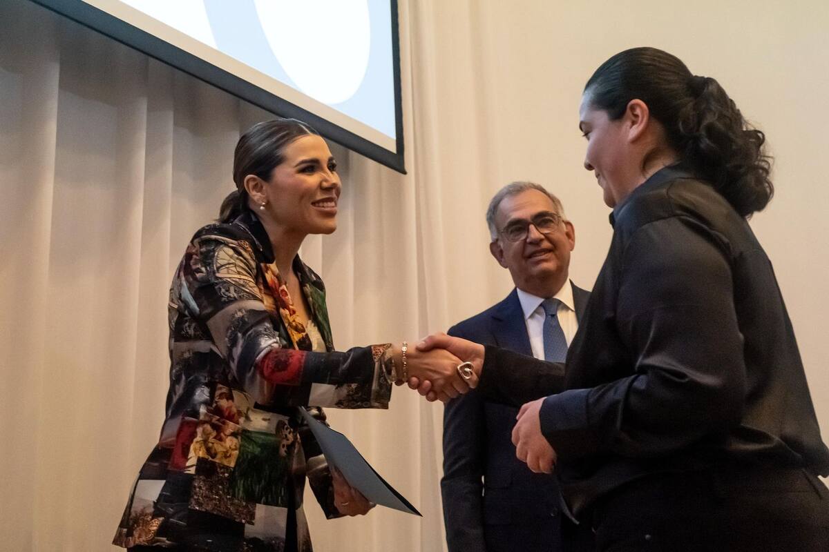 La gobernadora Marina del Pilar Avila entregó los diplomas a 11 egresados, médicos oftalmólogos provenientes de distintas partes del mundo.