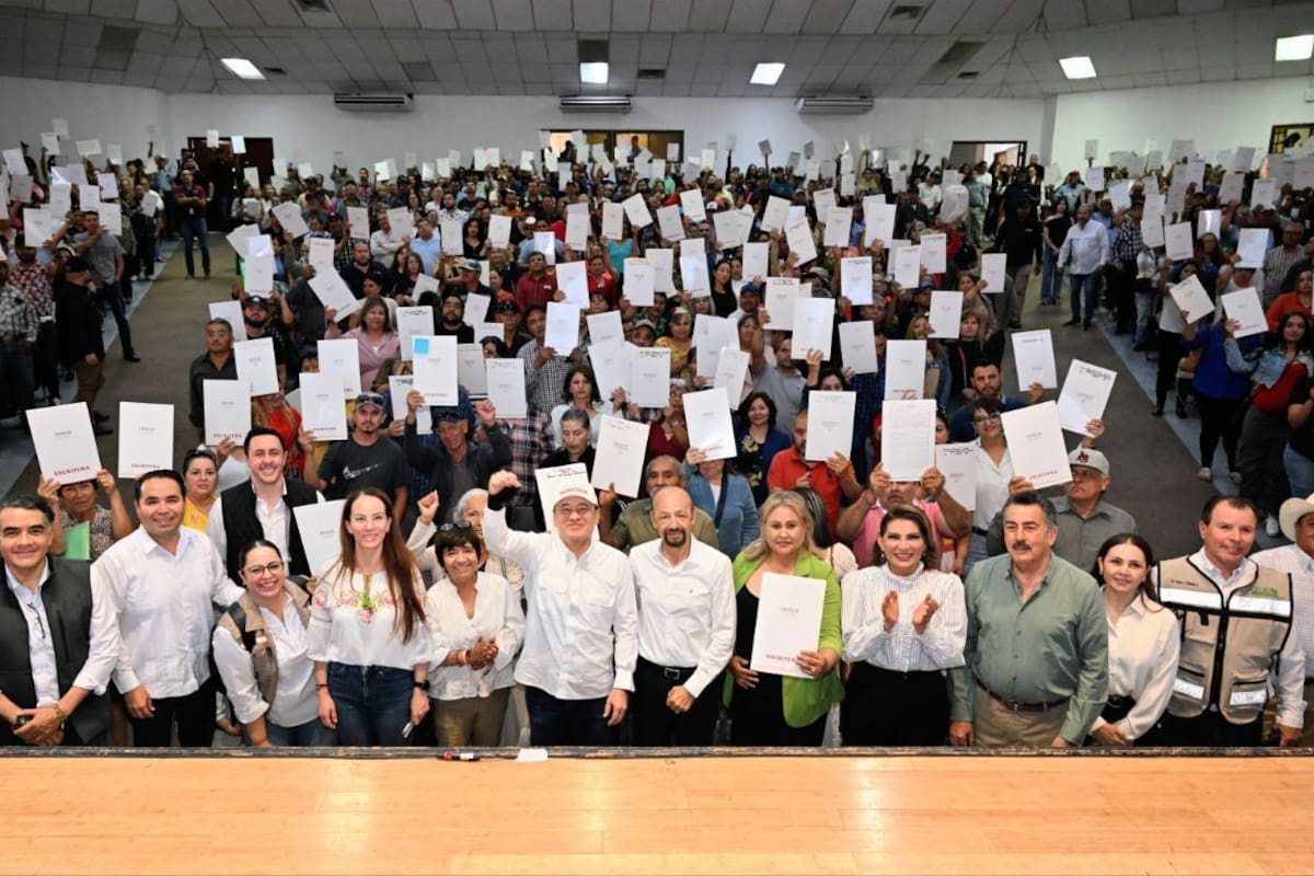 Entregan escrituras en Agua Prieta el gobernador Alfonso Durazo y titular de Sedatu