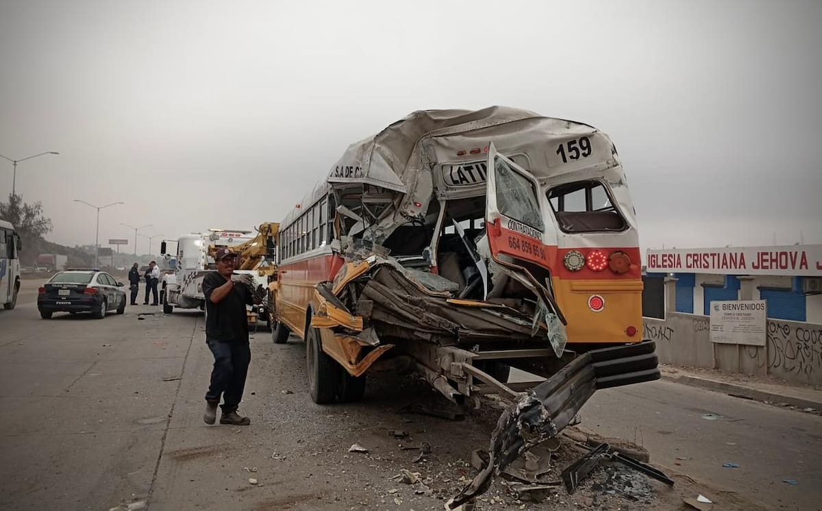 El percance se registró alrededor de las 06:30 horas de hoy, cuando una unidad de Settepi que se dirigía rumbo a El Refugio impactó por detrás a un camión. Foto: Border Zoom