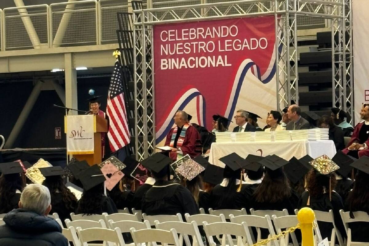 Celebran alumnos de Southwestern College ceremonia de graduación binacional
