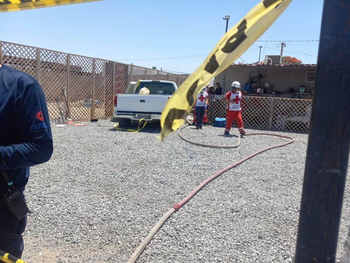Pese a que elementos de Bomberos Voluntarios lograron rescatarlo del interior del inmueble, la víctima fue declarada sin signos vitales en el lugar. │Foto: Cortesía