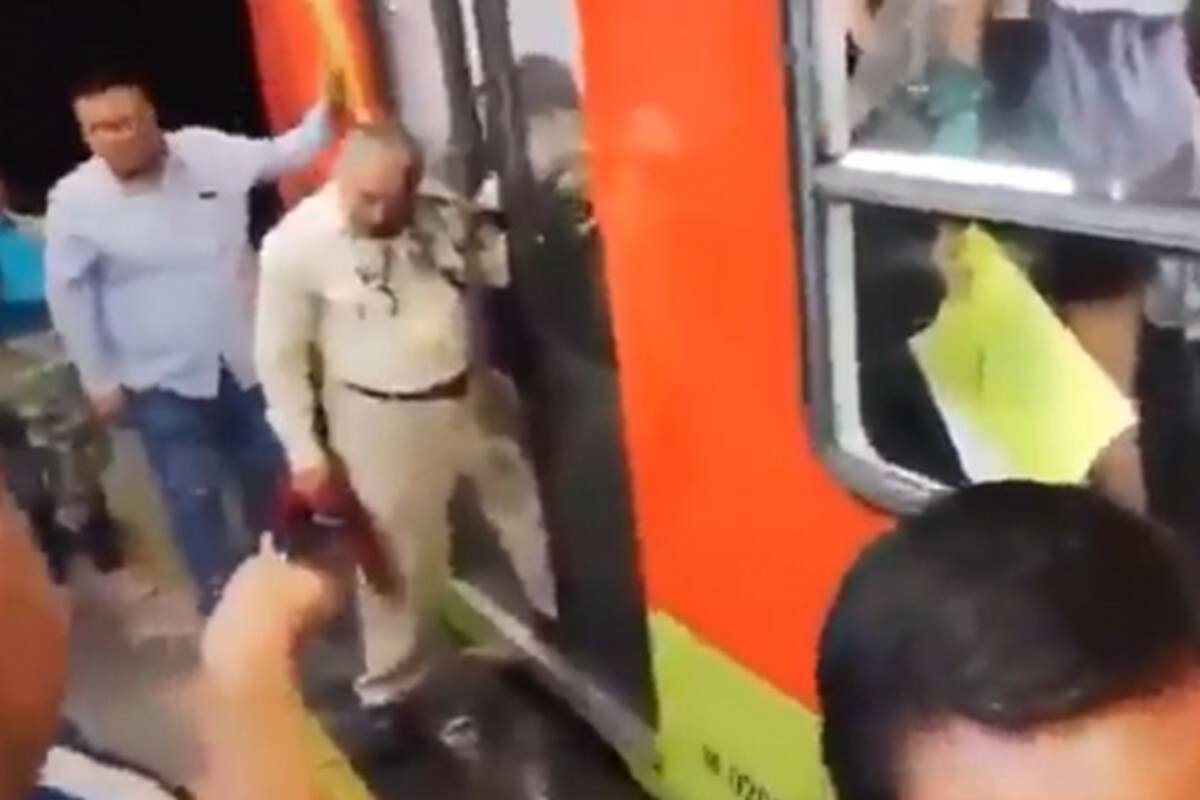 A empujones, feministas impiden que adulto mayor entre a metro