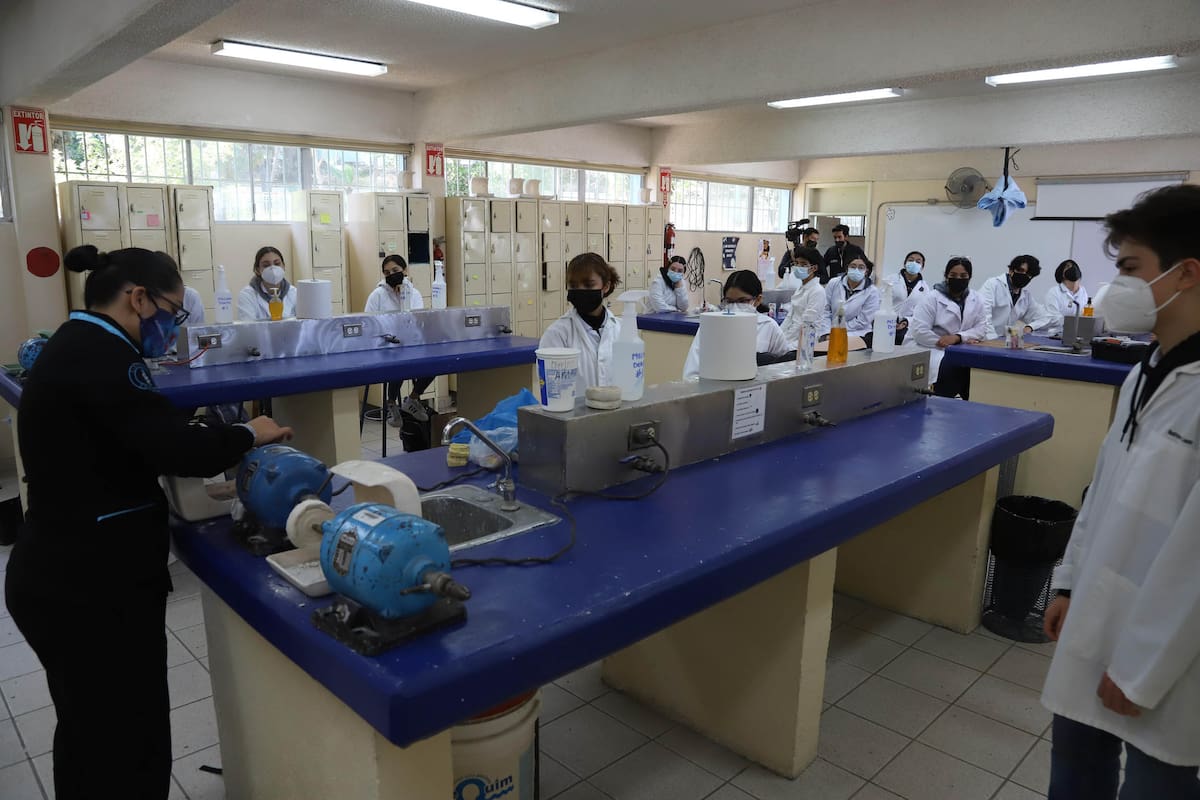 Este lunes inicio el "pase piloto de regreso a clases" en la Preparatoria Federal Lázaro Cárdenas, con no más de 125 estudiantes diarios de la población escolar de cuarto y sexto semestre que requieren capacitaciones en los laboratorios.
