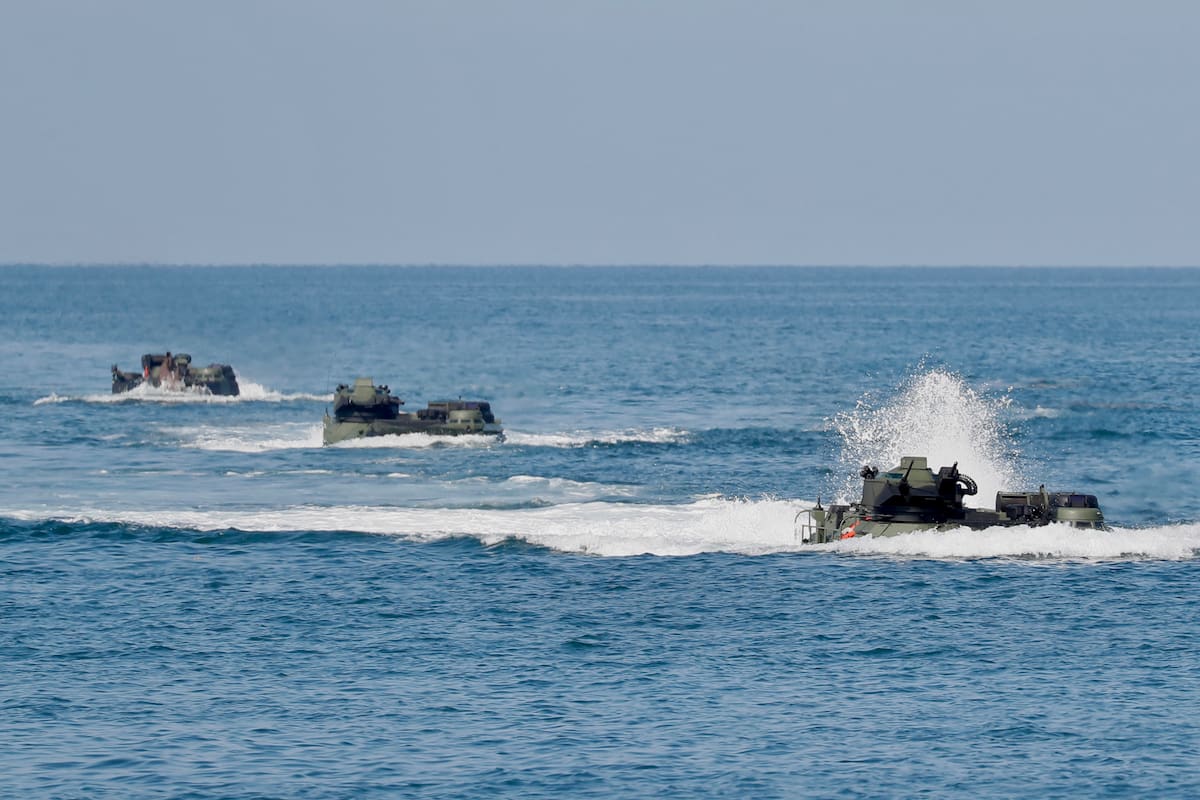 la flotilla dejó temporalmente sus labores de pesca para integrarse en una formación amplia que funcionó como una barrera flotante. Foto: Ilustrativa