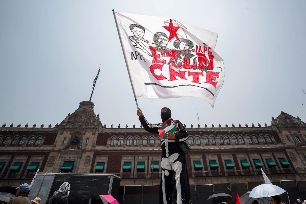 Una persona ondea una bandera durante una marcha de maestros de la Coordinadora Nacional de Trabajadores de la Educación, en el Zócalo de la Ciudad de México (México). EFE/ Isaac Esquivel