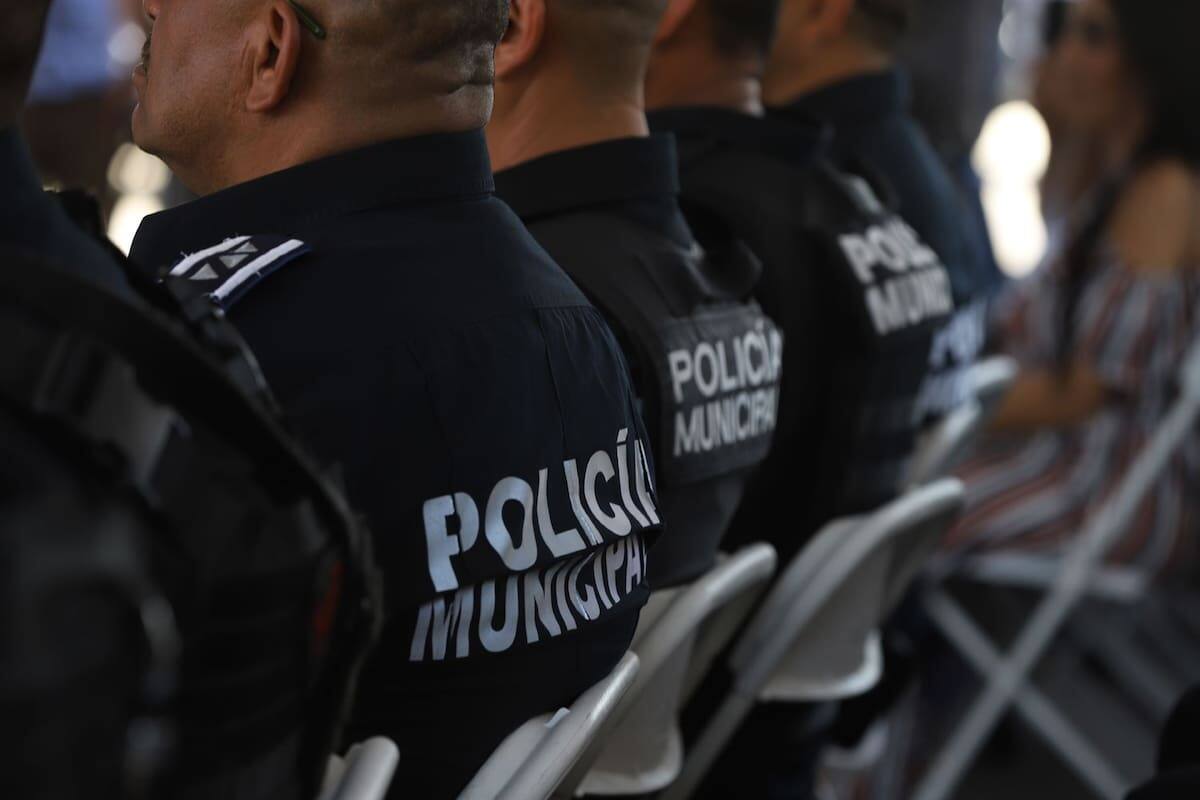 Denuncian comerciantes extorsión a turistas