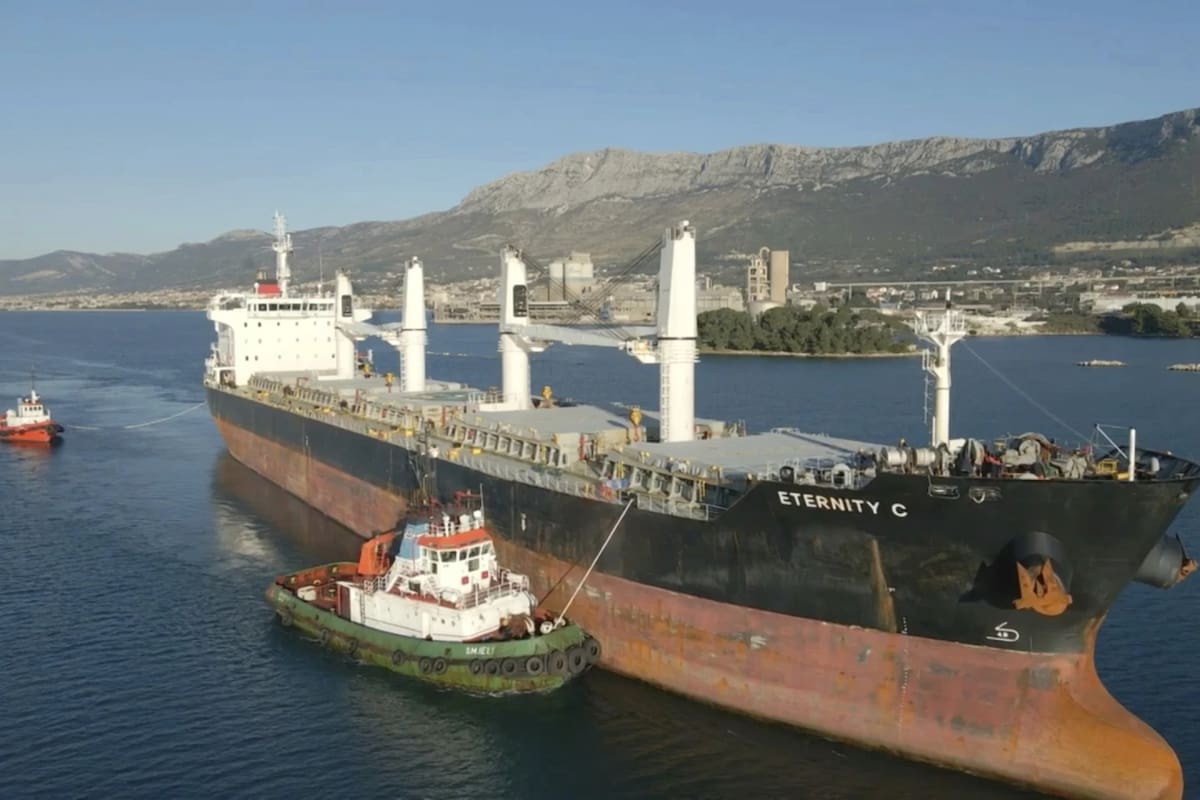 El buque de carga Eternity C, con bandera de Liberia, es visto en Split, Croacia, el 30 de enero de 2023. | Crédito: Sinisa Aljinovic vía AP