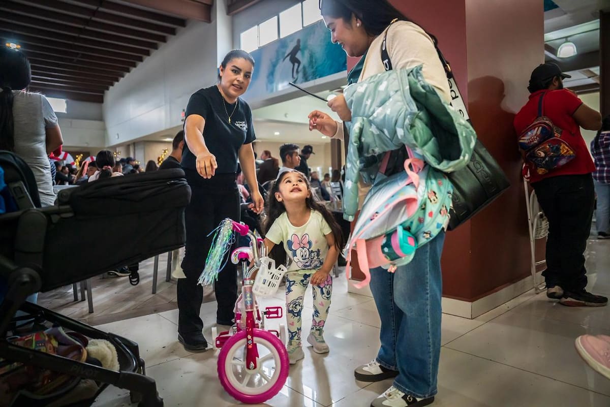 Cientos de niñas y niños acudieron junto a sus familias a la celebración del Día de Reyes realizada en la plaza Pabellón Rosarito, donde se llevó a cabo un evento de convivencia familiar. Fotos: Border Zoom