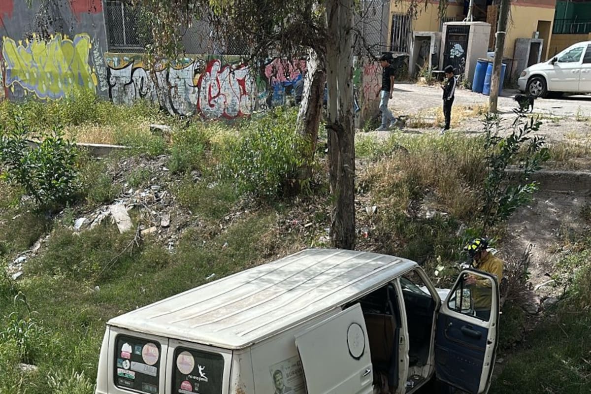 Camioneta cae a una canalización en la colonia Presidentes