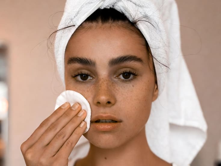 Errores comunes al desmaquillarse que pueden dañar la piel y cómo prevenirlos