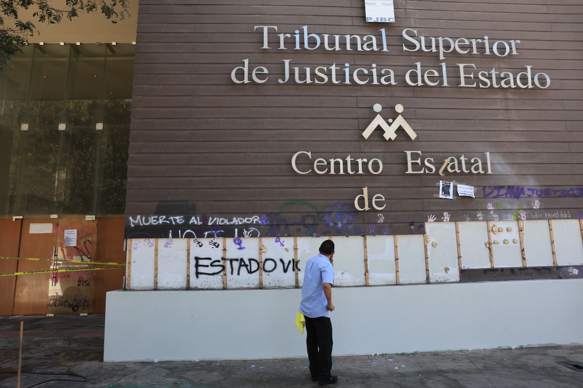 Inician labores de limpieza tras protestas del 8M en Tijuana