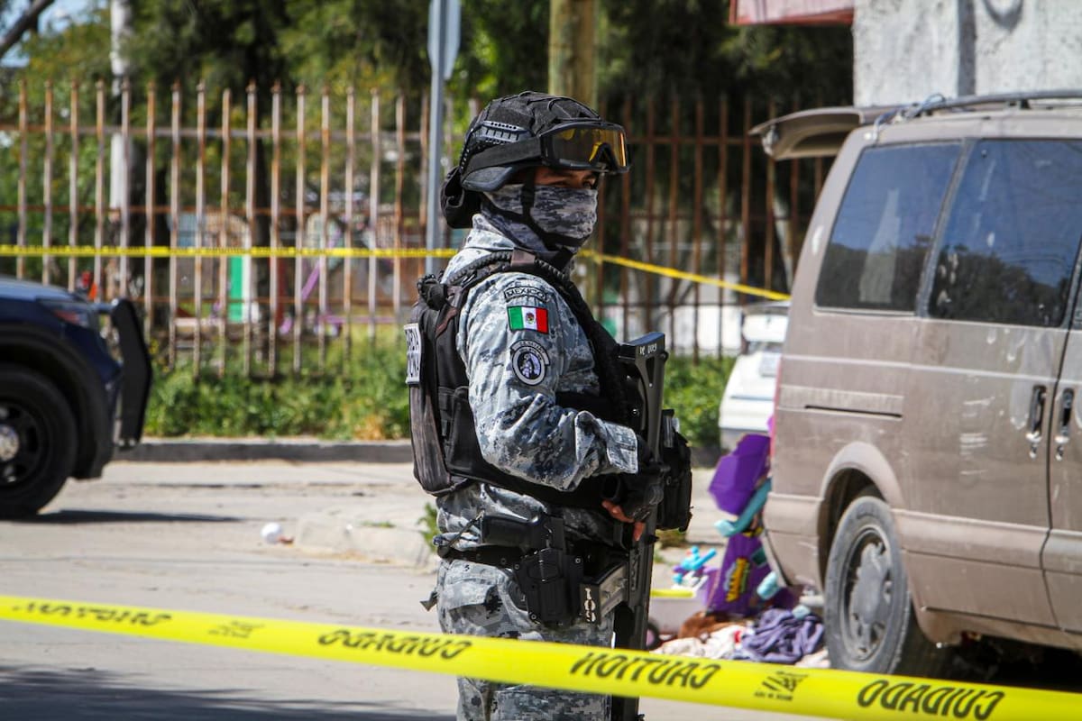 El hallazgo ocurrió tras un reporte por olor fétido proveniente de una panel estacionada entre las calles Tercera y B, donde policías confirmaron que en su interior había una persona sin vida. Foto: Cortesía