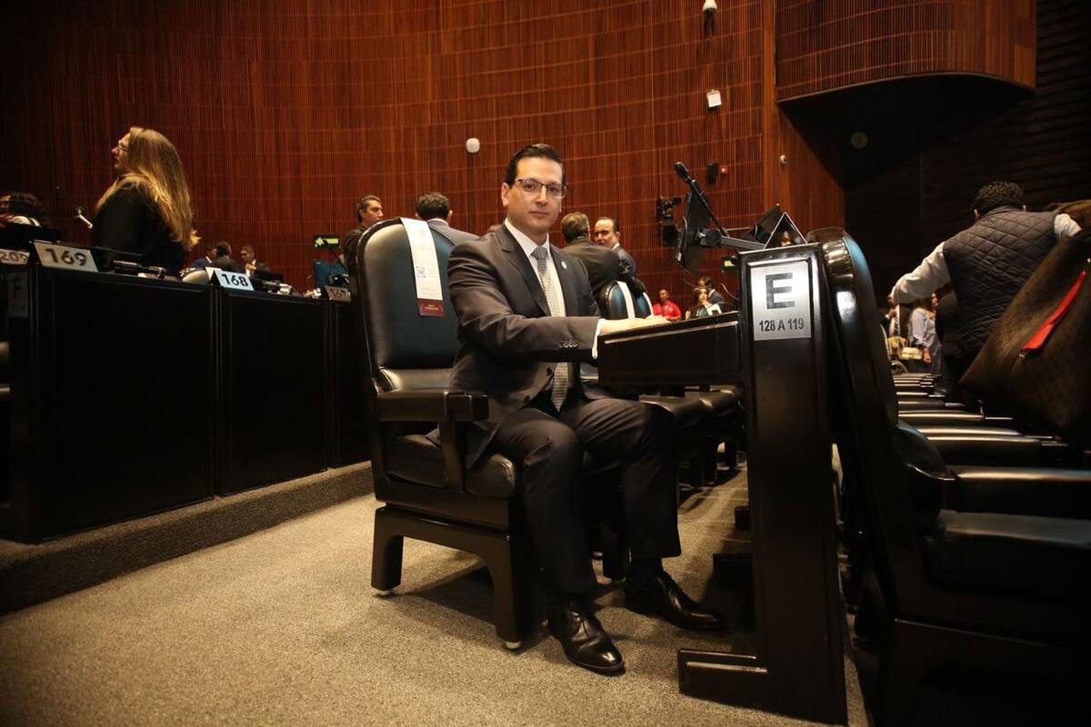 Cesar Damian Retes toma protesta como diputado federal
