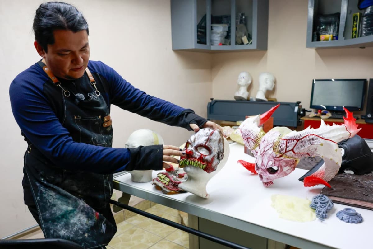 Artista da vida a las casas de terror de Mexicali creando las máscaras y prótesis de sus monstruos
