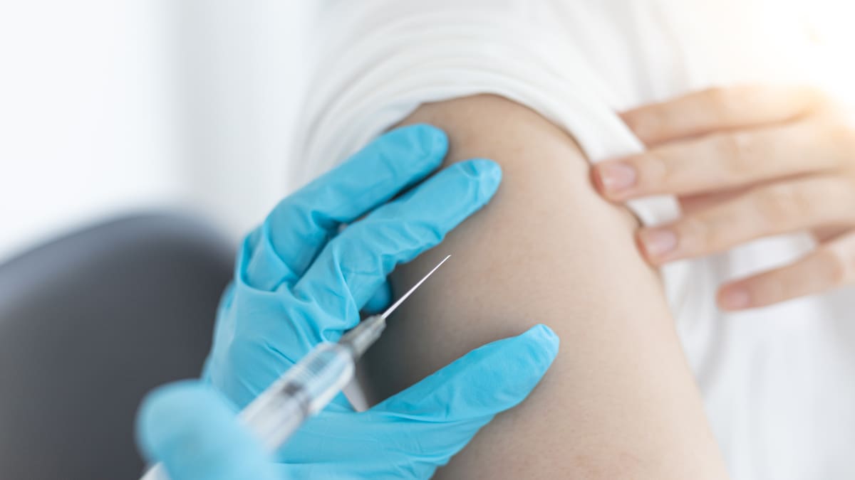 Un estudio australiano reveló que aplicar la dosis de refuerzo de una vacuna en el mismo brazo que la dosis inicial puede mejorar la respuesta inmunitaria/Foto: Canva