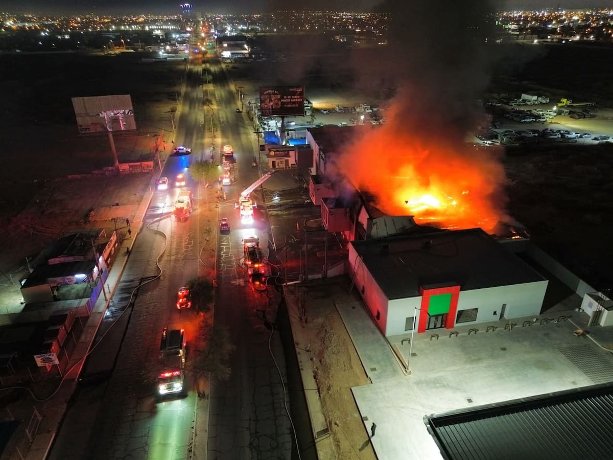 Un almacen de una tienda de pasto artifical se incendió al oriente de Mexicali durante la madrugada, lo que provocó la movilización de varias máquinas y elementos de bomberos para controlar las llamas.│Foto: Javier Gallegos