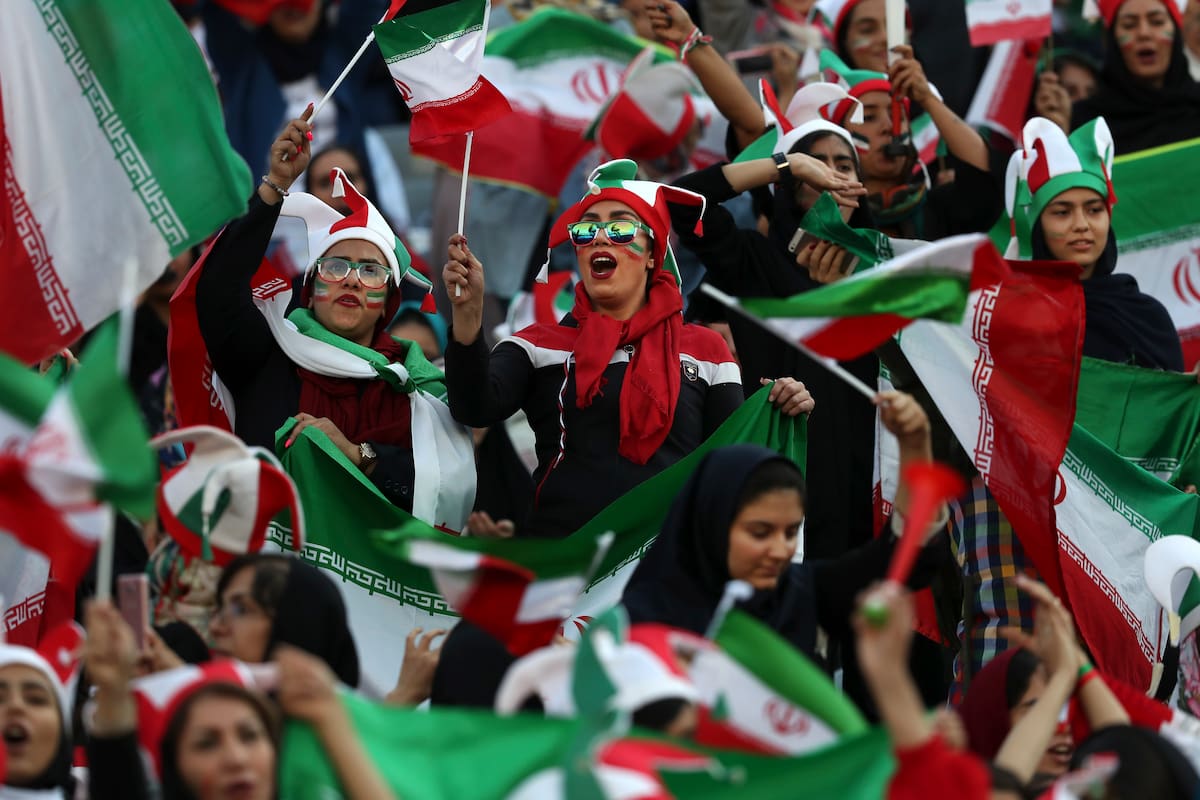 Irán permite ingreso de mujeres a estadio de fútbol tras casi 40 años y disfrutan goleada 14-0