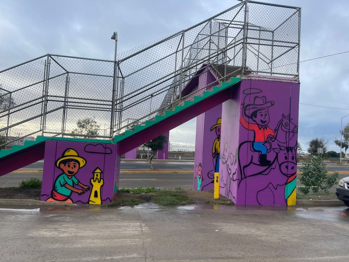 Enrique Chiu comenzó a intervenir el primer puente en bulevar Benito Juárez como parte del programa “Rosarito a color”. Foto: Carmen Gutiérrez