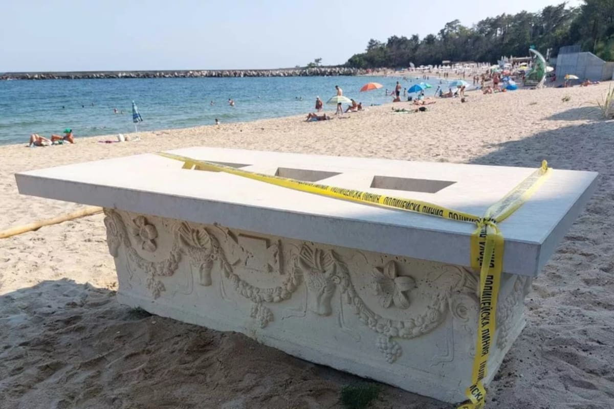 ¡Increíble! Encuentran sarcófago romano usado como mesa en un bar de playa