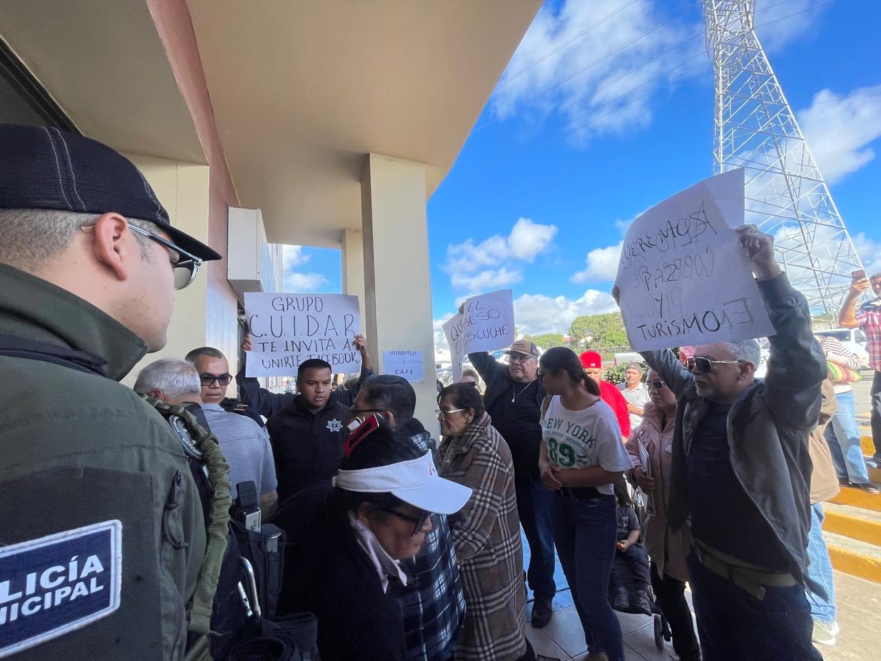 Protestan en Rosarito contra alzas de hasta 200% en el Impuesto Predial y bloqueo de acceso al palacio municipal. Foto: Carmen Gutiérrez
