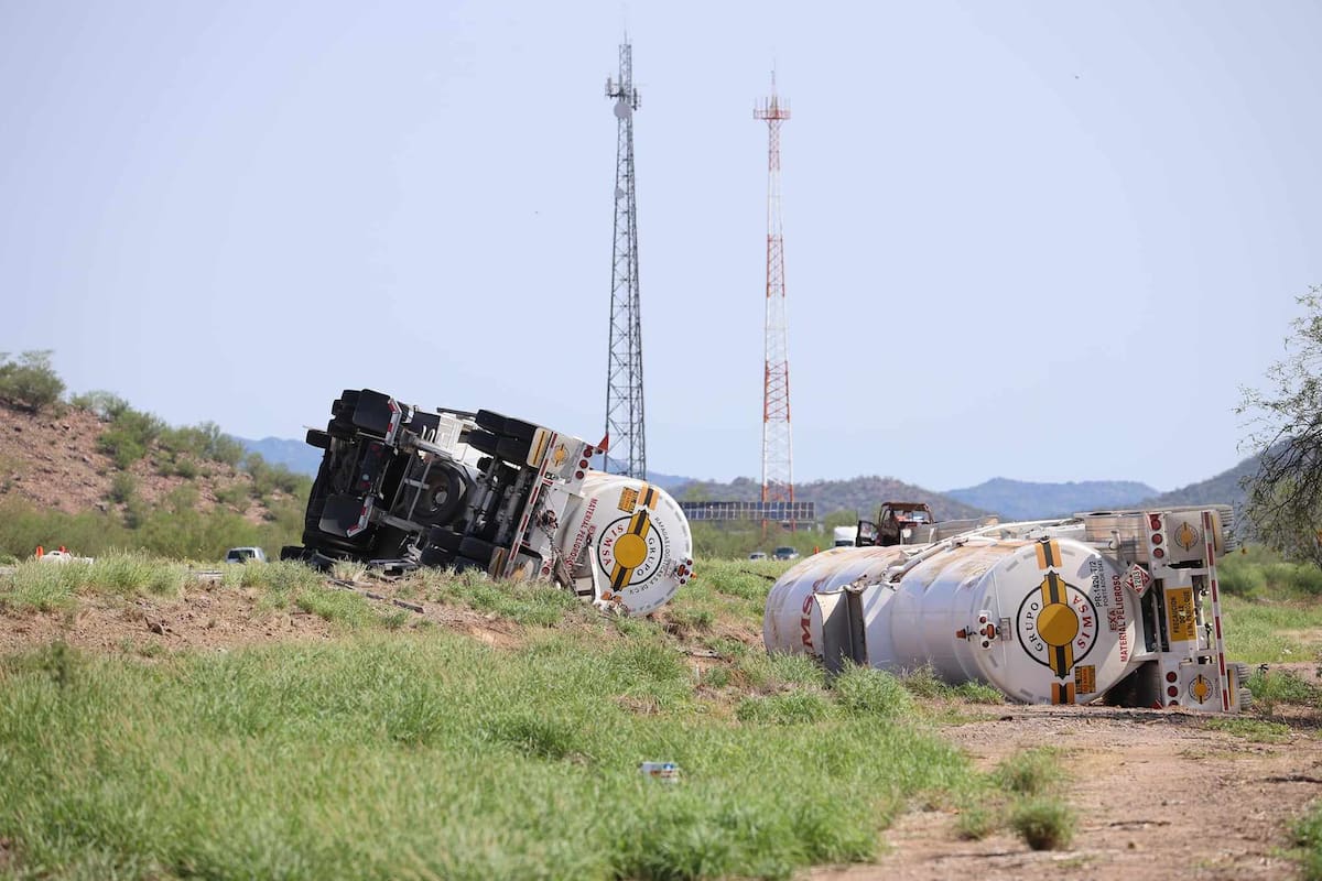 Pipa con 63 mil litros de gasolina se vuelca en la carretera Hermosillo-Guaymas