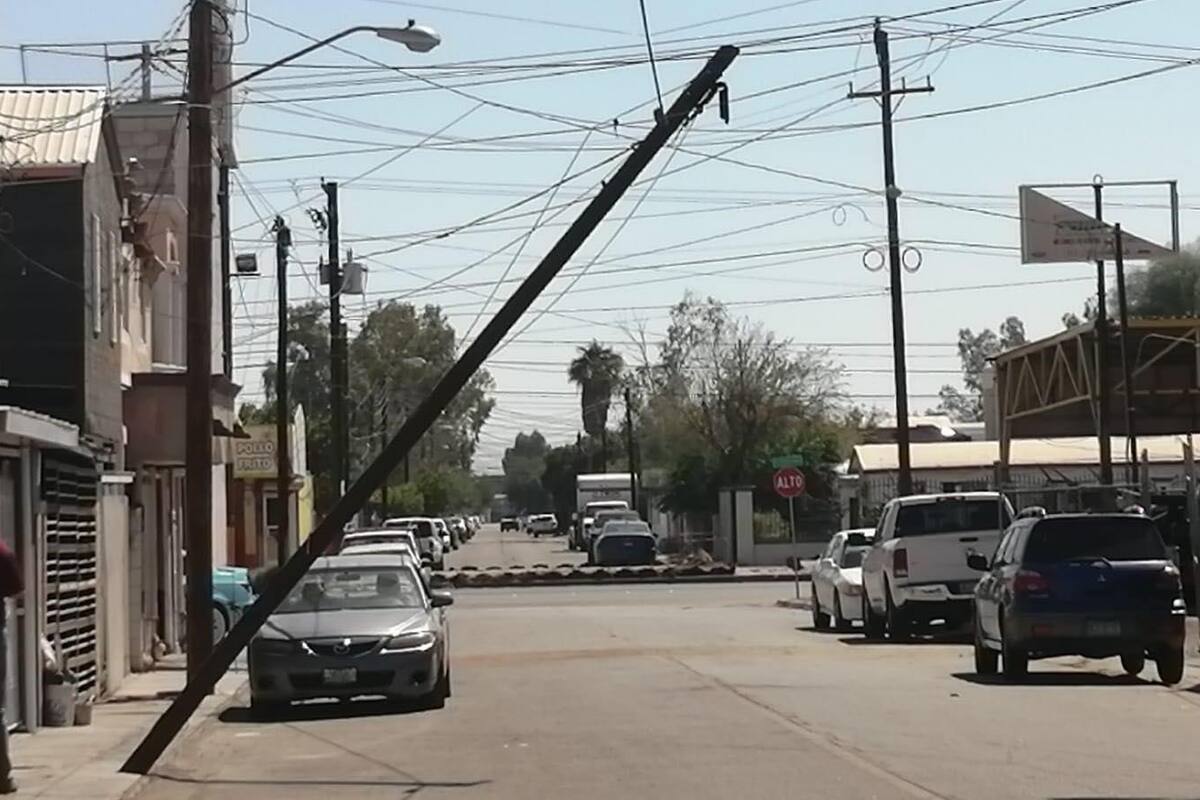 Reportan postes de telefonía caídos y colgando de cables eléctricos