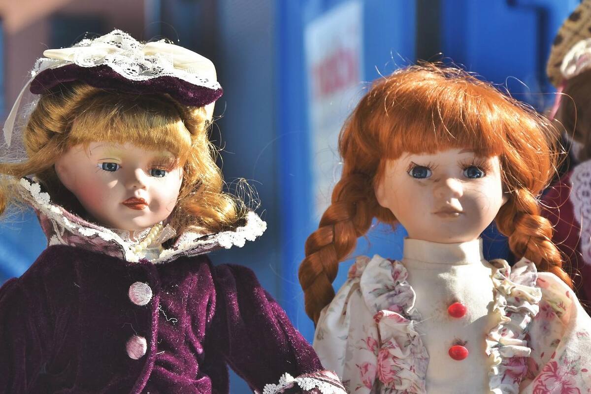 Encuentra una muñeca entre las paredes de su casa junto a una extraña carta