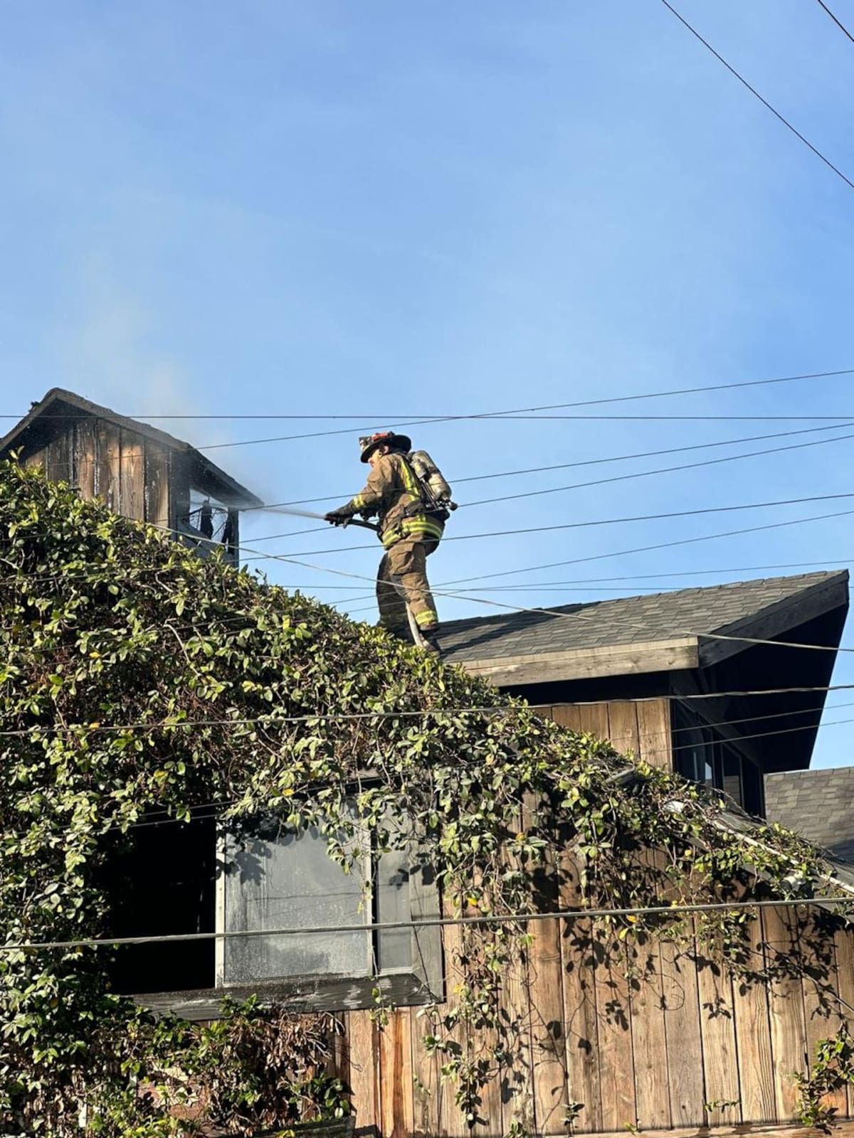 Debido a la oportuna intervención de los bomberos, solo hubo daños menores.