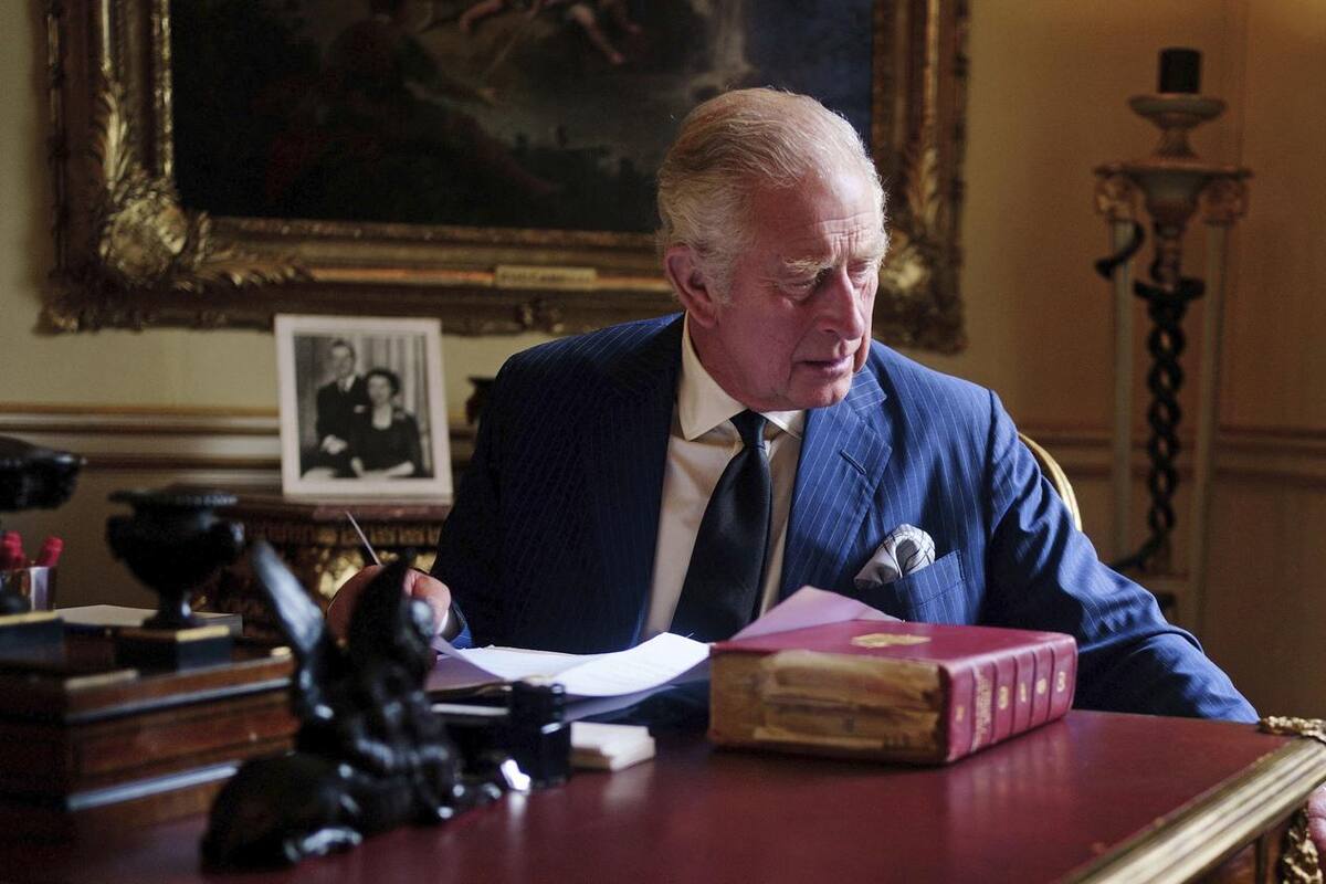 Develan el estandarte del rey Carlos III de Inglaterra