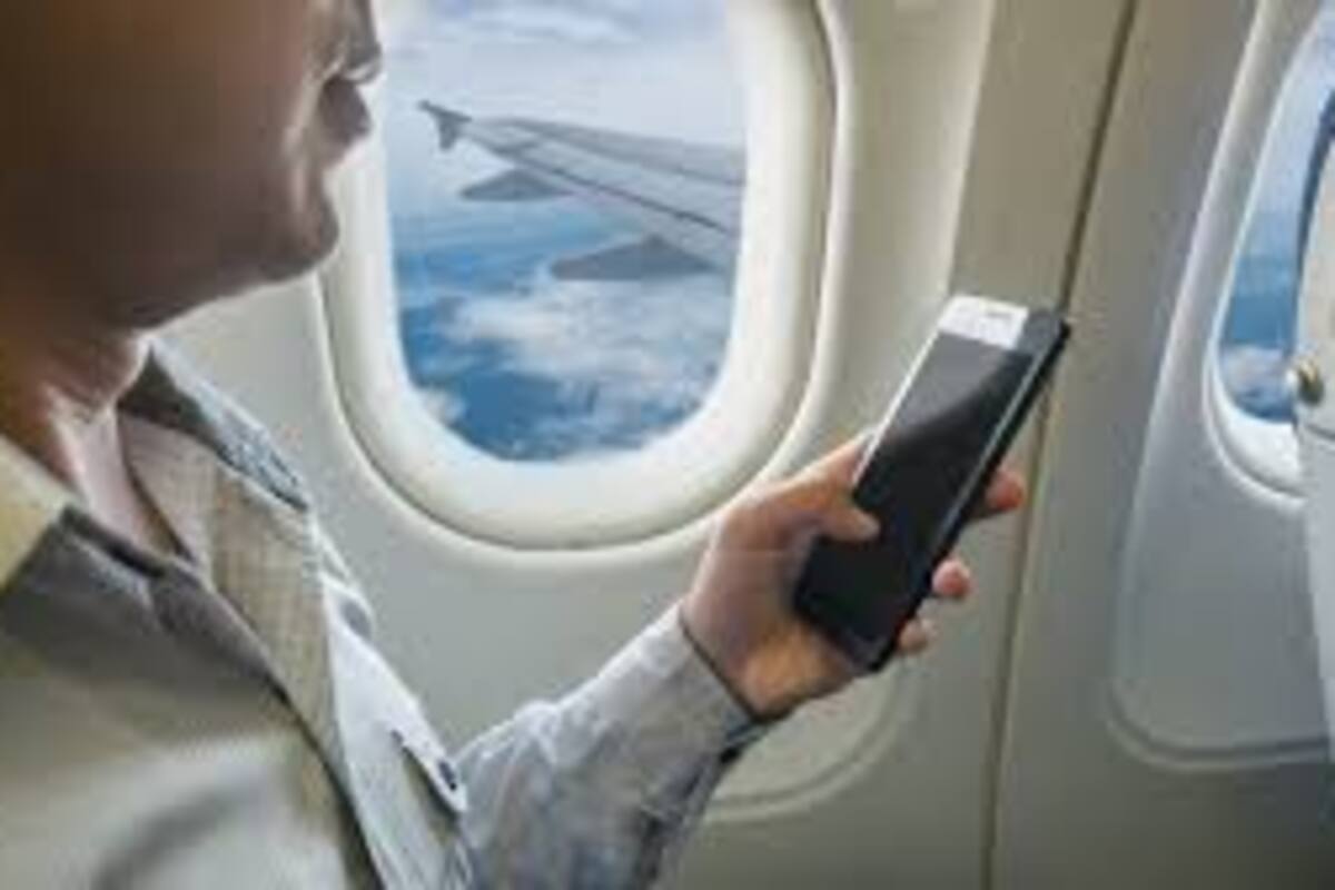 Cae el celular por la ventana de un avión y lo recupera prácticamente intacto al día siguiente