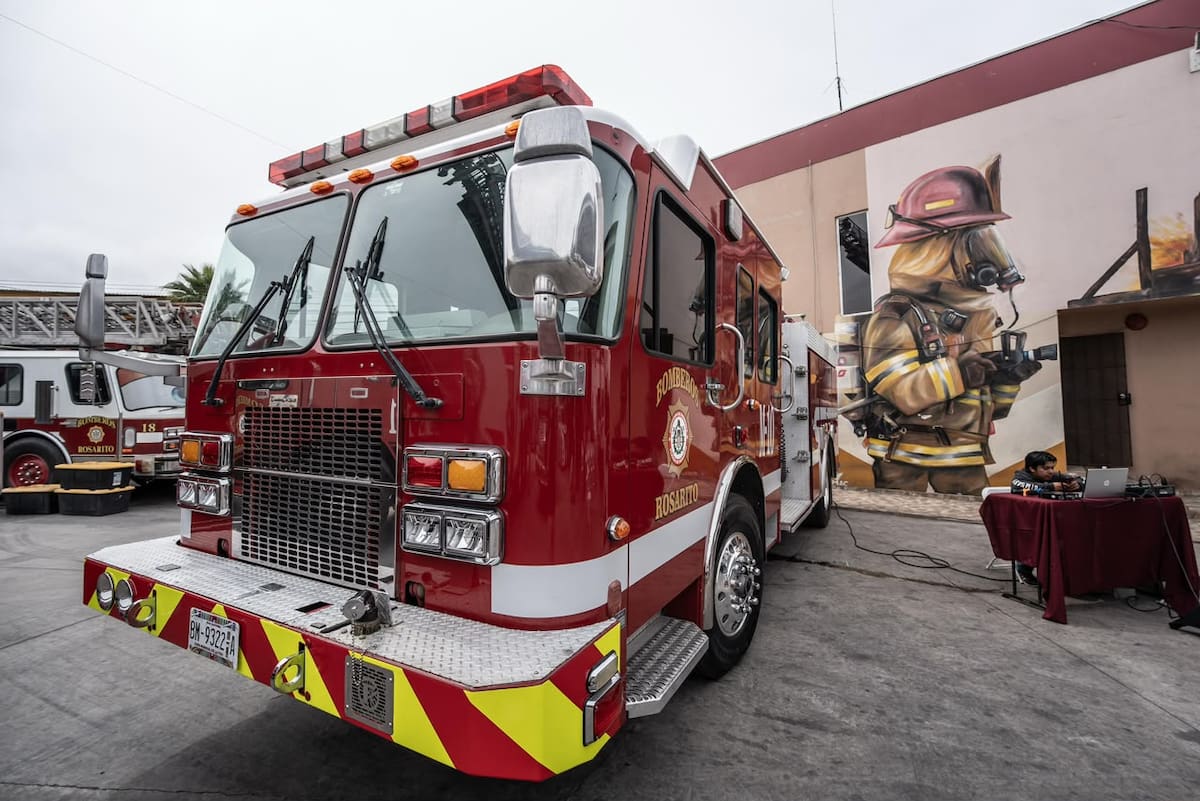 El nuevo camión escalera permitirá a Bomberos de Rosarito atender incendios en estructuras altas y realizar rescates en puntos elevados. Foto: Border Zoom.